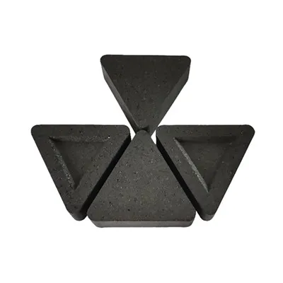 Briketi od drvenog ugljena na roštilju